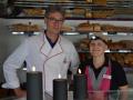 Der Bäckermeister Jörn Dwenger und seine Verkäuferin Manina Rank hinter dem Tesen in der Mühlenstraße. Anlass ist die Aktion „Uns geht das Licht aus“.