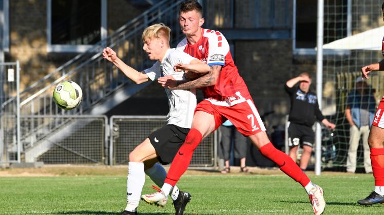 l. (10) Jakob Ulf Henningsen| FSG Ostseeküste - TSV Rot-Weiß Niebüll | r. (7) Lewe Carstens
