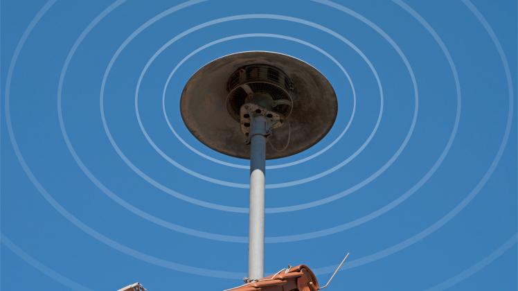 Aktive Sirene auf Dach Symbolbild zum Thema Sirenenalarm *** Active siren on roof icon image about siren alarm