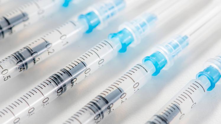 Impfspritzen mit Impfstoff BioNTech in einer Arztpraxis, Planegg bei München, 8. Februar 2022 DEU, Deutschland, Planegg