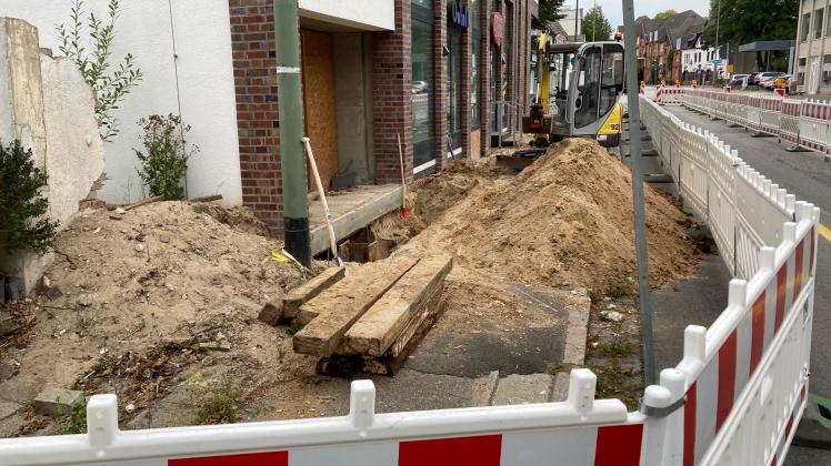 Bei Tiefbauarbeiten einer Baufirma vor dem Ärztehaus an deer Altonaer Straße wurde ein Stromkabel beschädigt.
