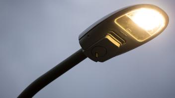 Tornesch möchte Strom sparen. Die Verwaltung schlägt vor, die städtische Straßenbeleuchtung außer in den Unterführungen und an den großen Kreuzungen nachts von 1 bis 4.30 Uhr auszuschalten. 