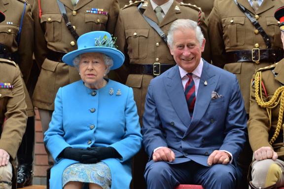 Königin Elizabeth II. und Prinz Charles