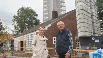 Pastorin Sandra Matz und Jürgen Rademacher vom Bauausschuss der Kirchengemeinde freuen sich auf die neuen Möglichkeiten, die das Gemeindezentrum nach dem Umbau bieten wird. 