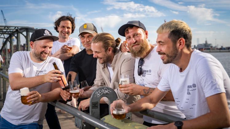 Ein Prosit auf die Macher der Hamburger Bier-Woche: Jens Hinrichs (von links), Brian Schlede, Axel Ohm, Udo Spallek, John-Patrick Grande und Daniel Hertrich. 