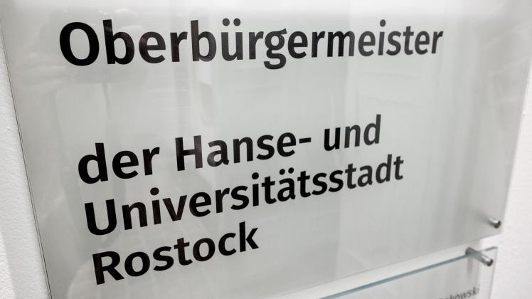 Diese Kandidaten treten bei der OB-Wahl 2022 in Rostock an - ein Überblick Rostock sucht einen neuen Oberbürgermeister oder eine Oberbürgermeisterin.
Der Gemeindewahlauschuß muß befinden, ob alle Kandidaten zur Wahl zugelassen werden.
Foto: Georg Scharnweber