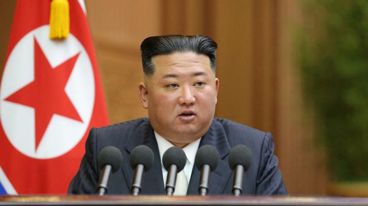 This picture taken on September 8, 2022 and released by North Korea&apos;s official Korean Central News Agency (KCNA) on September 9 shows North Korean leader Kim Jong Un delivering a speech at the second-day sitting of the 7th Session of the 14th Supreme People&apos;s Assembly of the Democratic People&apos;s Republic of Korea at the Mansudae Assembly Hall in Pyongyang. (Photo by KCNA VIA KNS / AFP) / - South Korea OUT / ---EDITORS NOTE--- RESTRICTED TO EDITORIAL USE - MANDATORY CREDIT "AFP PHOTO/KCNA VIA KNS" - NO MARKETING NO ADVERTISING CAMPAIGNS - DISTRIBUTED AS A SERVICE TO CLIENTS
THIS PICTURE WAS MADE AVAILABLE BY A THIRD PARTY. AFP CAN NOT INDEPENDENTLY VERIFY THE AUTHENTICITY, LOCATION, DATE AND CONTENT OF THIS IMAGE. / 