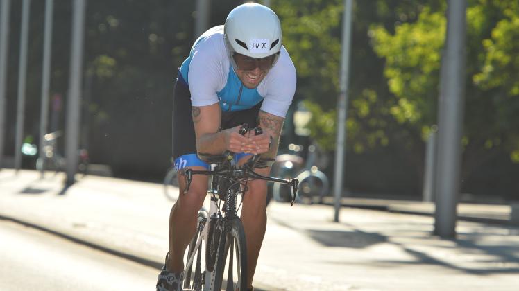 Pascal Buck blickt während des Maschsee-Triathlons 2022 fokussiert auf die Radstrecke. Der Triathlet ist Mitglied im Eckernförder MTV und auch bei der SG Athletico Büdelsdorf und wurde in Hannover Deutscher Meister der Altersklasse 30.