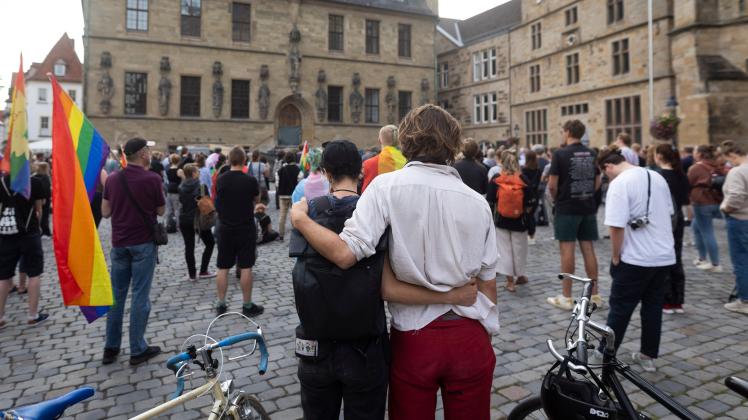Kundgebung nach Tod eines 25-jährigen nach Attacke beim CSD in Münster 