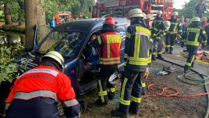 Im Rahmen der öffentlichen Übung am Lager Tor nähern sich die Feuerwehr-Kameraden einem der beiden „Unfallautos“.