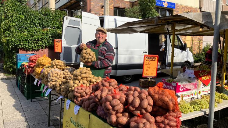 Auf dem Wochenmarkt in Wittenberge lautete das Motto Kartoffeln. Der gebürtige Prignitzer Thomas Gießel, alias „Tommy - Alles Banane“ bietet regionales Gemüse - inklusive Kartoffeln - an seinem Stand an.
