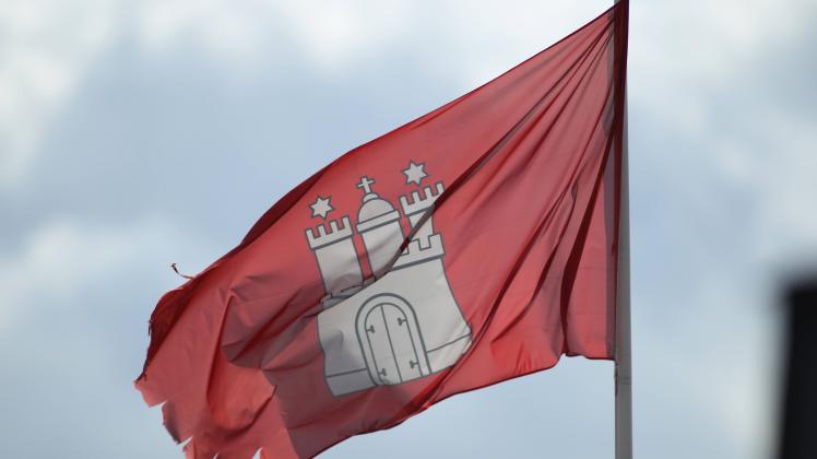 Ein Flagge mit dem Hamburger Wappen weht an der Alster im Wind. Rotherbaum Hamburg *** A flag with the Hamburg coat of a
