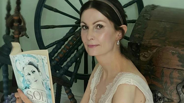 Serafinia Gabrielli hält ihren Debüt-Roman „Sole: Ein magischtragischer Liebesroman“ in Händen.