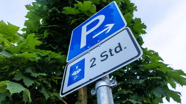 Schild fuer einen zeitlich befristeten Parkplatz. *** Sign for temporary parking place Copyright: xBEAUTIFULxSPORTS/KJP