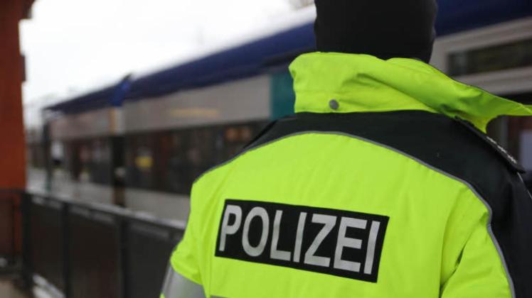 Bundespolizist bei Routinekontrolle im Januar 2020 am Bahnhof Niebüll