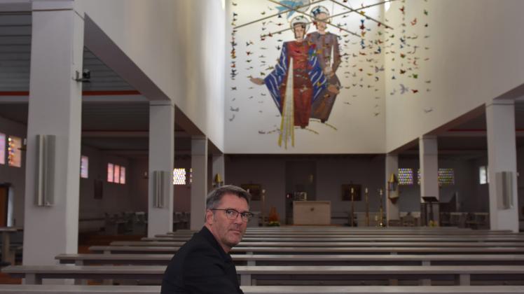 Trotz der Energiekrise bleibt die Kirche St. Josef in Lingen-Laxten geöffnet. Darauf verweist Pfarrer Hartmut Sinnigen.