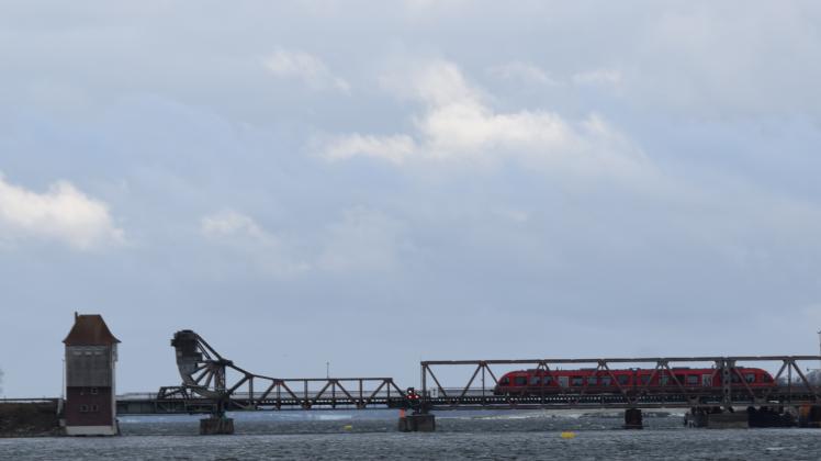 Die Brücke Lindaunis wird ab 14. September nun auch für den Zugverkehr voll gesperrt.