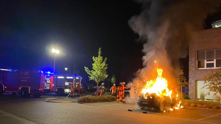 Lichterloh brannte ein Auto im Werlter Ortskern in der Nacht zum Freitag.