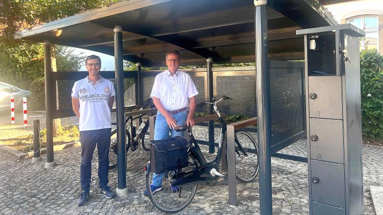 Fast zwei Jahre hat es gedauert bis Bürgermeister Guido Halfter und Fachdienstleister Christian Schwarz den neuen Fahrradunterstand einweihen konnten.