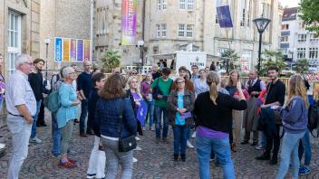 Erwartungsvolles „Spieltriebe-Fieber“ vor dem Theater mit den Routen-Guides