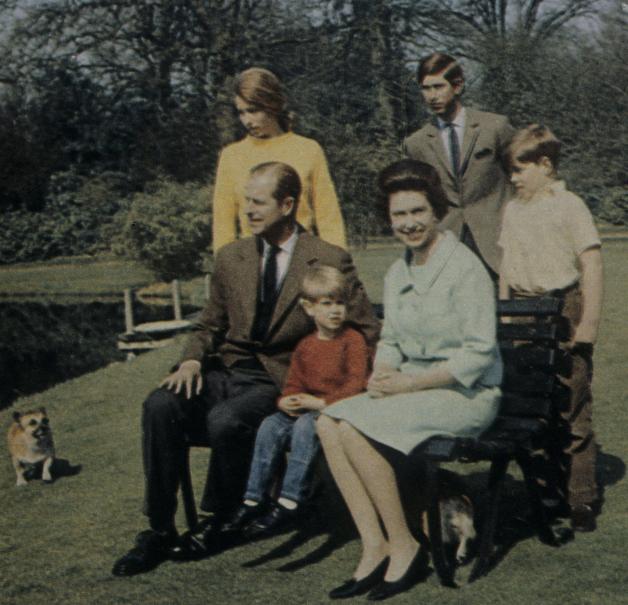 Familienbild mit Hund: Elizabeth II. und ihre Lieben im Jahre 1968.