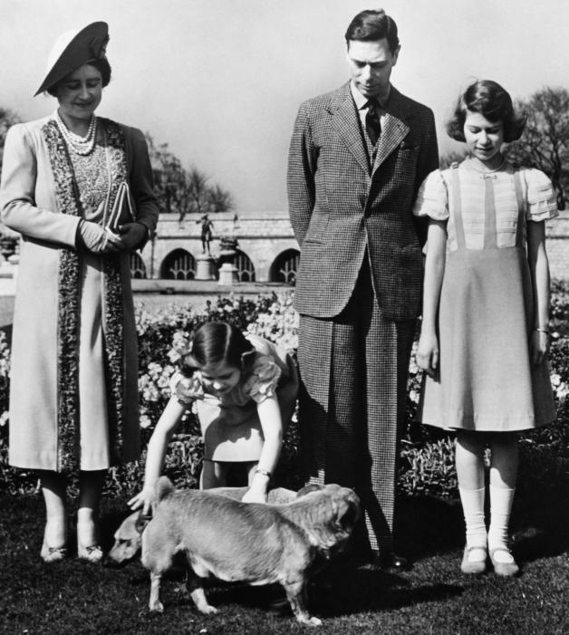 Die königliche Familie in den 40ern: Ihrem Vater hat die spätere Queen Elizabeth II. die Liebe zum Corgi zu verdanken.