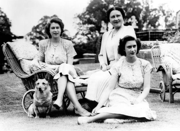 Sommer 1946: Die Königinmutter mit den damaligen Prinzessinnen Elizabeth und Margaret. Vorn im Bild: Susan, die Urmutter der königlichen Corgi-Zucht.
