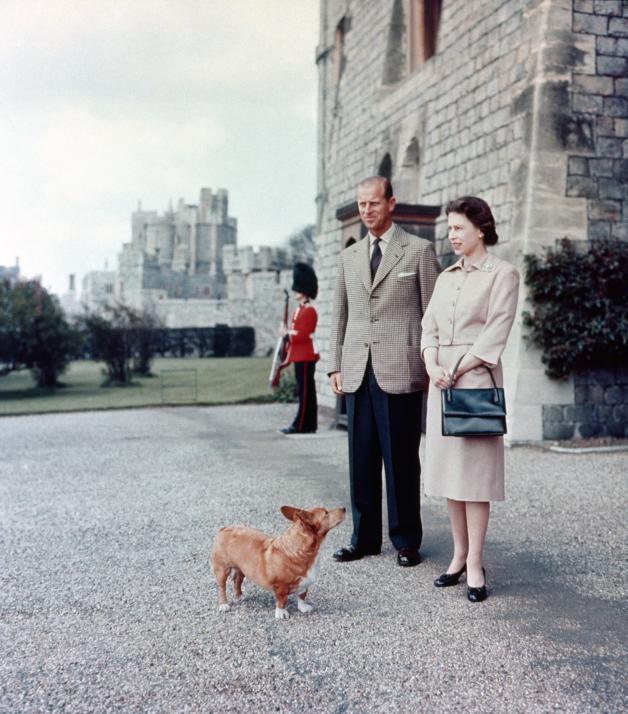 Elizabeth II. und Prinz Philip mit dem Corgi Sugar vor Windsor Castle. 