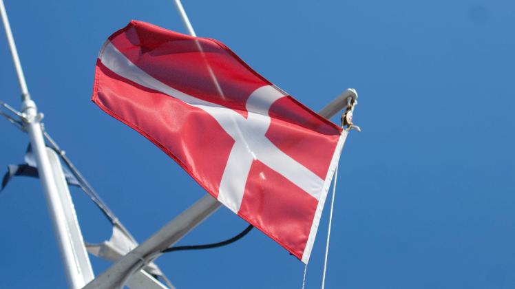 Flensburg, Schleswig-Holstein, Fahne Dänemark am Mast des Ausflugsschiffes Sonderborg.Â Aufnahme vom 23.04.2022, Flensb