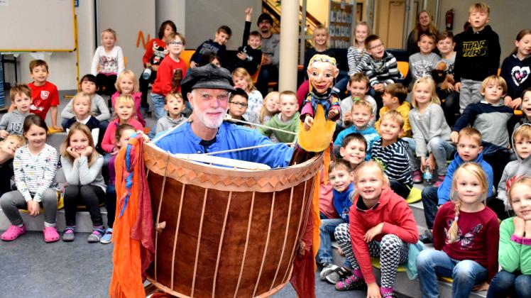 Die Erst- und Zweitklässler in Ganderkeseer Grundschulen können sich in der Plattdeutschen Woche im November auf den „Kiepenkasper“ freuen.