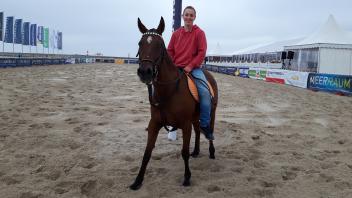 Aziza Ghane (22) und ihr Pferd Arabiata treten bei den Beach Polo World Masters in Warnemünde an. 