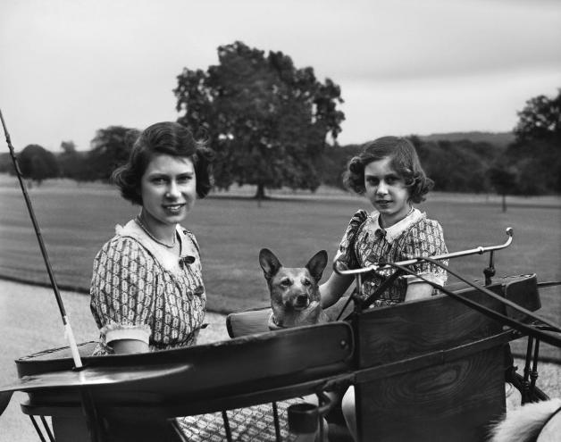 Elizabeth als Teenager mit ihrer Schwester Princess Margaret und einem Corgi.