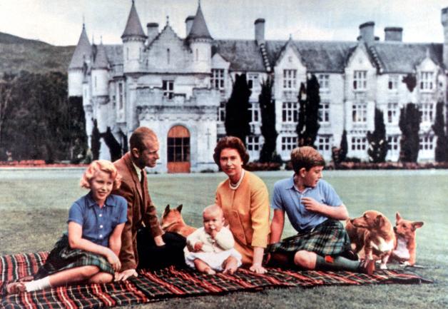 Queen Elizabeth II mit Familie um das Jahr 1960 herum.