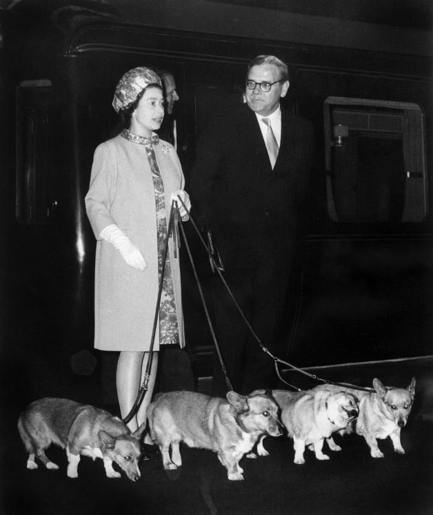 Herbst 1969: Die Queen und vier Corgis kehren aus der Sommerfrische in Balmoral zurück.
