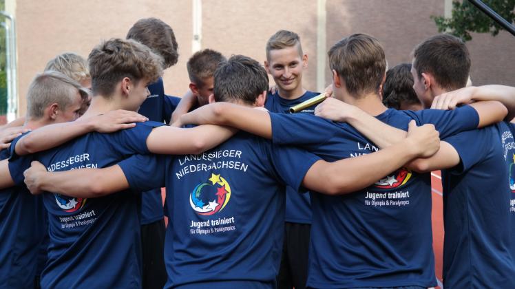 Zur Feier des Landessieges wurde der Jungenmannschaft vom Gymnasium Dörpen neue Sportkleidung zugeschickt, die sie in Berlin tragen werden.