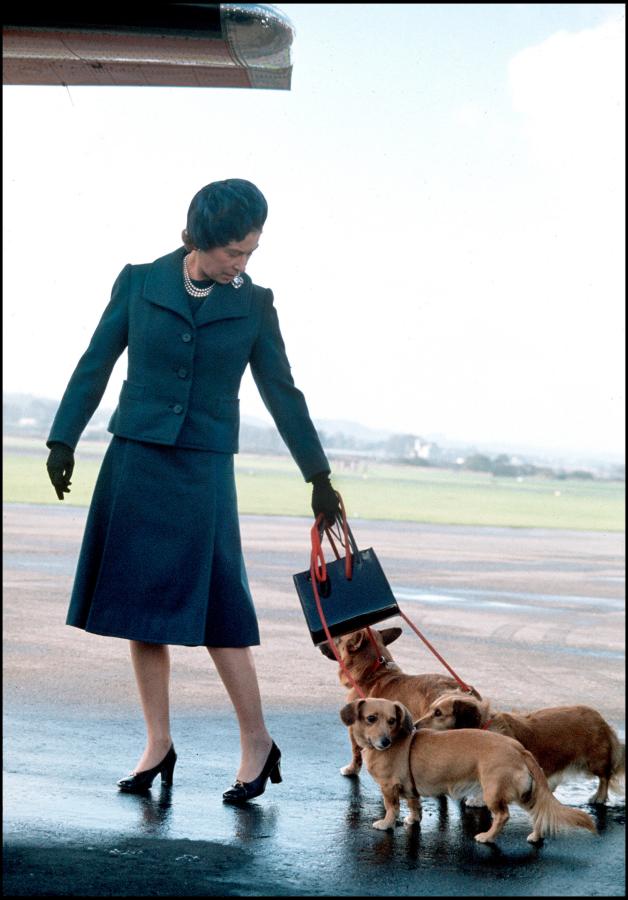 1974: Queen Elizabeth ll. bricht von Aberdeen Airport in ihren Urlaub nach Balmoral auf. 