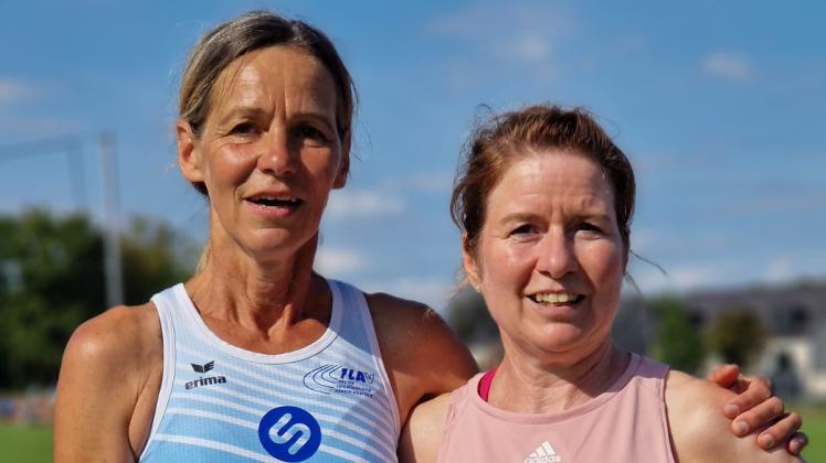 Katja Liedemit (links) wurde Norddeutsche Meisterin der Altersklasse W 50 über 400 Meter mit der Landesbestleistung von 68,90 Sekunden. Neben ihr die Dritte Ariane Stapusch vom PSV Wismar (80,00 s).