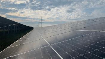 Große Freiflächen-Photovoltaikanlagen sollen bei der Energiewende helfen. 