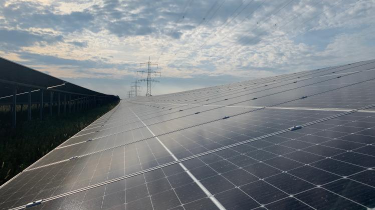 Große Freiflächen-Photovoltaikanlagen sollen bei der Energiewende helfen. 