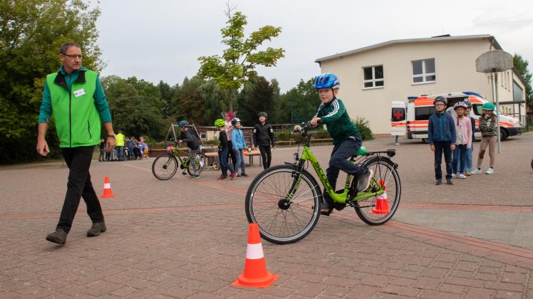 Auf dem Fahrradparcour konnten die Grundschüler den sicheren Umgang mit dem Fahrrad trainieren. 