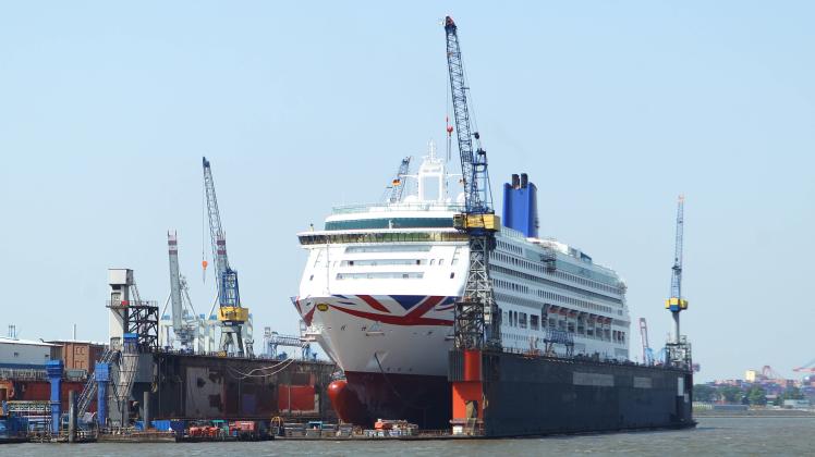 Das Kreuzfahrtschiff Aurora der P&O Cruises liegt in Schwimmdock Dock 11 der Werft Blohm + Voss im Hamburger Hafen. Ste
