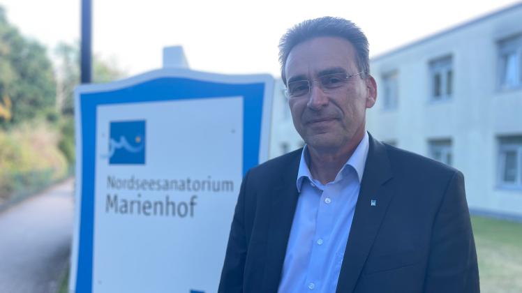 Henrik Meyer, der zuständige Geschäftsführer der Gruppe Norddeutsche Gesellschaft für Diakonie, vor dem Marienhof, der bald seine Türen schließt. 