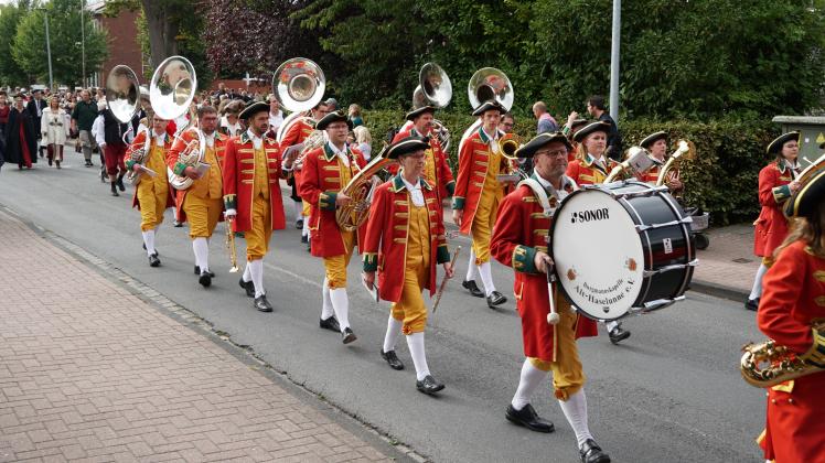 Die Burgmannskapelle Alt-Haselünne führte am Freitagnachmittag den Umzug durch die Haselünner Innenstadt an. Um kurz nach 17 Uhr ging es vom Schulhof der Bödiker-Oberschule los. 