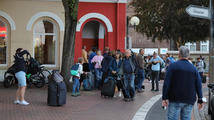 Reisende warten nach einem Zusammenbruch des Bahnverkehrs zwischen Itzehoe und Heide am Bahnhof in Itzehoe.