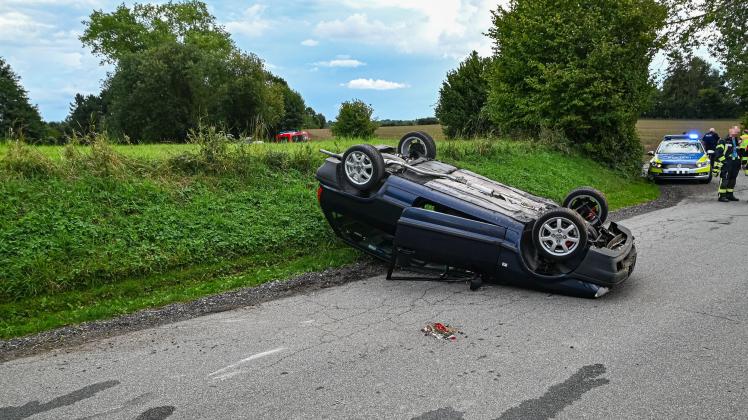 Schwerer Unfall am Freitagnachmittag zwischen Sibstin und Klein Schlamin. Aus noch ungeklärter Ursache überschlug sich ein Auto und blieb auf dem Dach liegen. 