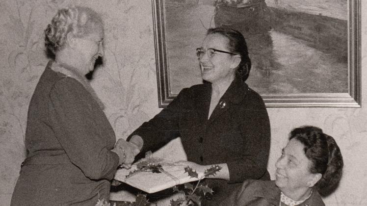 Sie prägten lange Jahre die Delmenhorster Gruppe des Verbands Frau und Kultur: 1960 übergibt Almuth Bartschat (li.) den Vorsitz an Milli Ullmann.