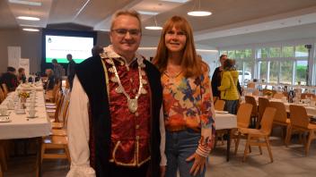 Bürgermeister Werner Schräer freut sich über den Besuch der Buten-Haselünnerin Ursula Deters in der Stadthalle.