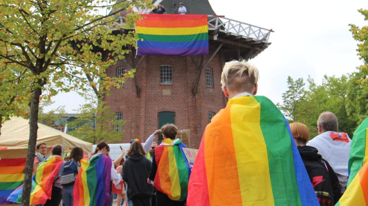 Passend geschmückt wurde die Papenburger Mühle: Die Regenbogenflagge war auch aus der Ferne nicht zu übersehen.
