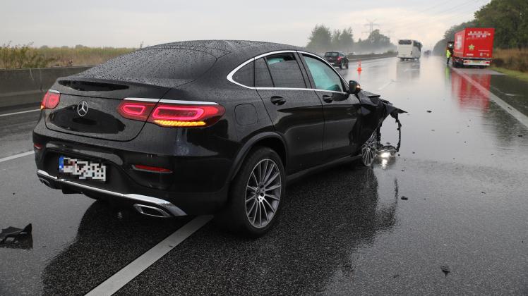 Unfall A7 Quickborn: Der Mercedes blieb nach dem Unfall in der Mitte der A7 stehen und musste abgeschleppt werden.