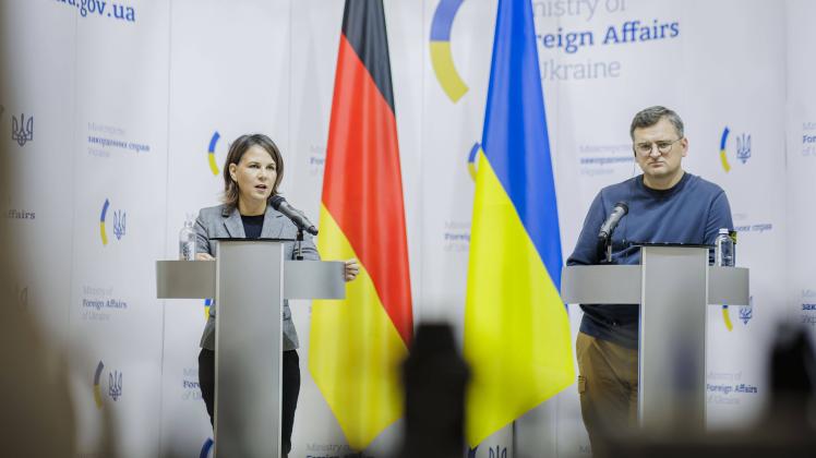 Annalena Baerbock (Buendnis 90/Die Gruenen), Bundesaussenministerin, trifft in Kiew den Aussenminister der Ukraine, Dmy